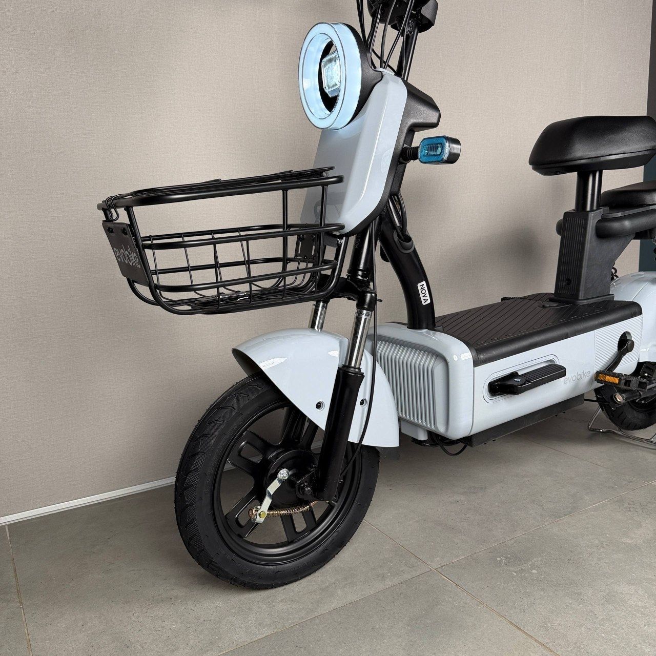 EVOBIKE Nova S 500W городской электровелосипед с пассажирским сиденьем, поворотниками, корзиной и дисплеем, 48V 12Ah (экономный, до 40 км/ч), светло-серый глянец 547652 фото