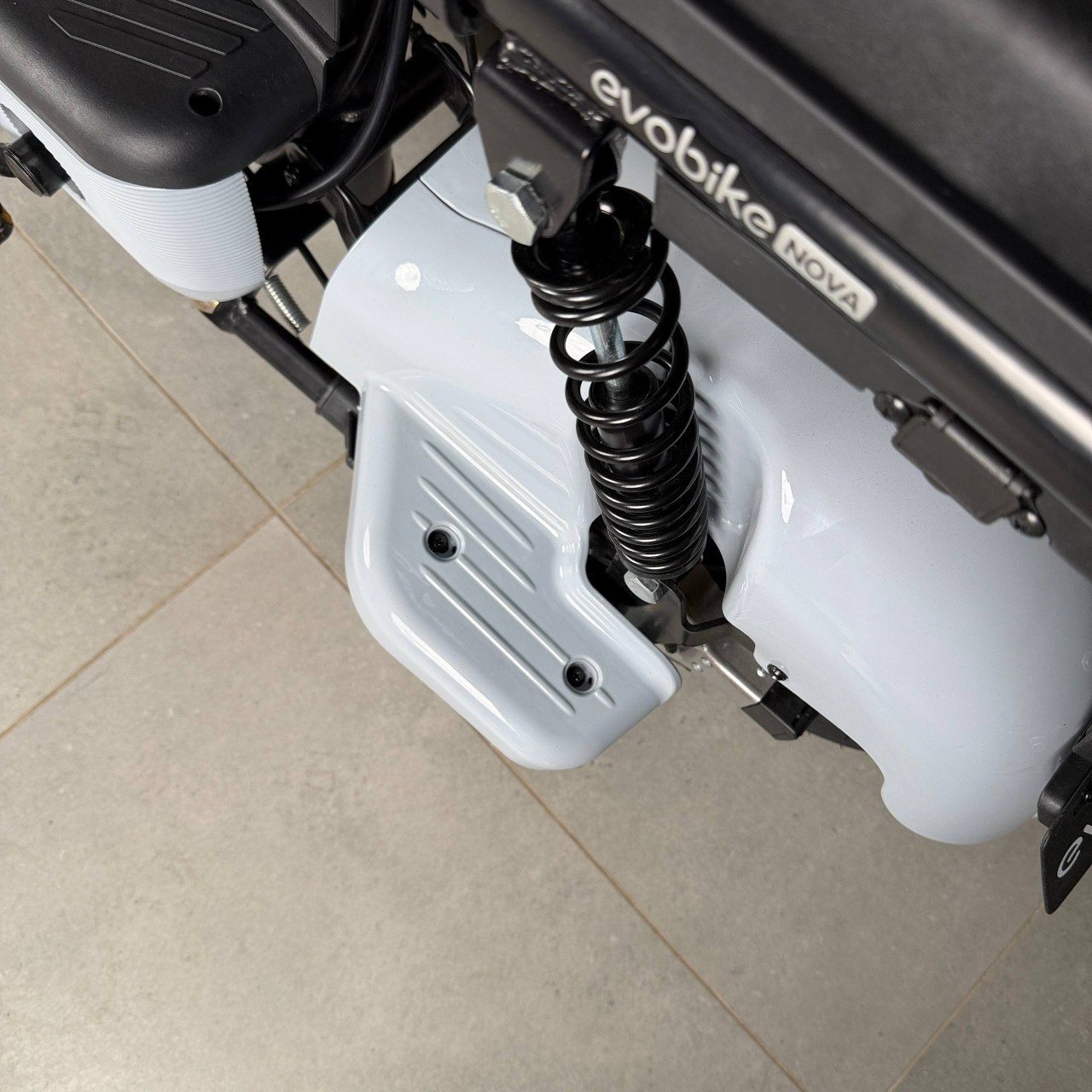 EVOBIKE Nova S 500W городской электровелосипед с пассажирским сиденьем, поворотниками, корзиной и дисплеем, 48V 12Ah (экономный, до 40 км/ч), светло-серый глянец 547652 фото