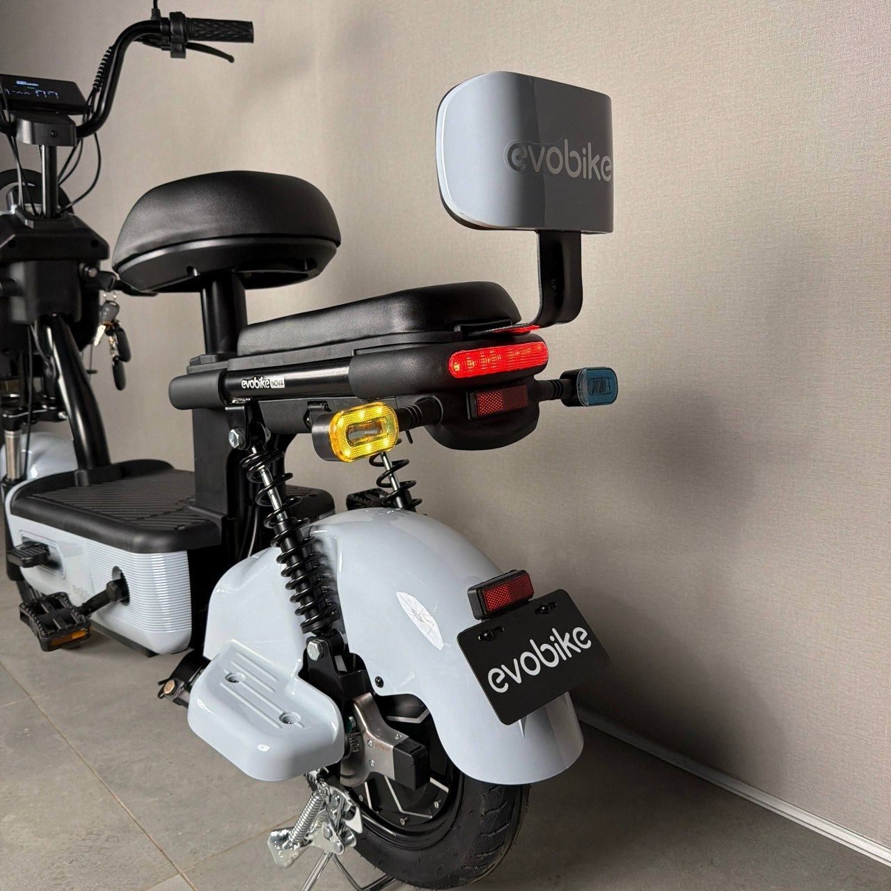 EVOBIKE Nova S 500W городской электровелосипед с пассажирским сиденьем, поворотниками, корзиной и дисплеем, 48V 12Ah (экономный, до 40 км/ч), светло-серый глянец 547652 фото