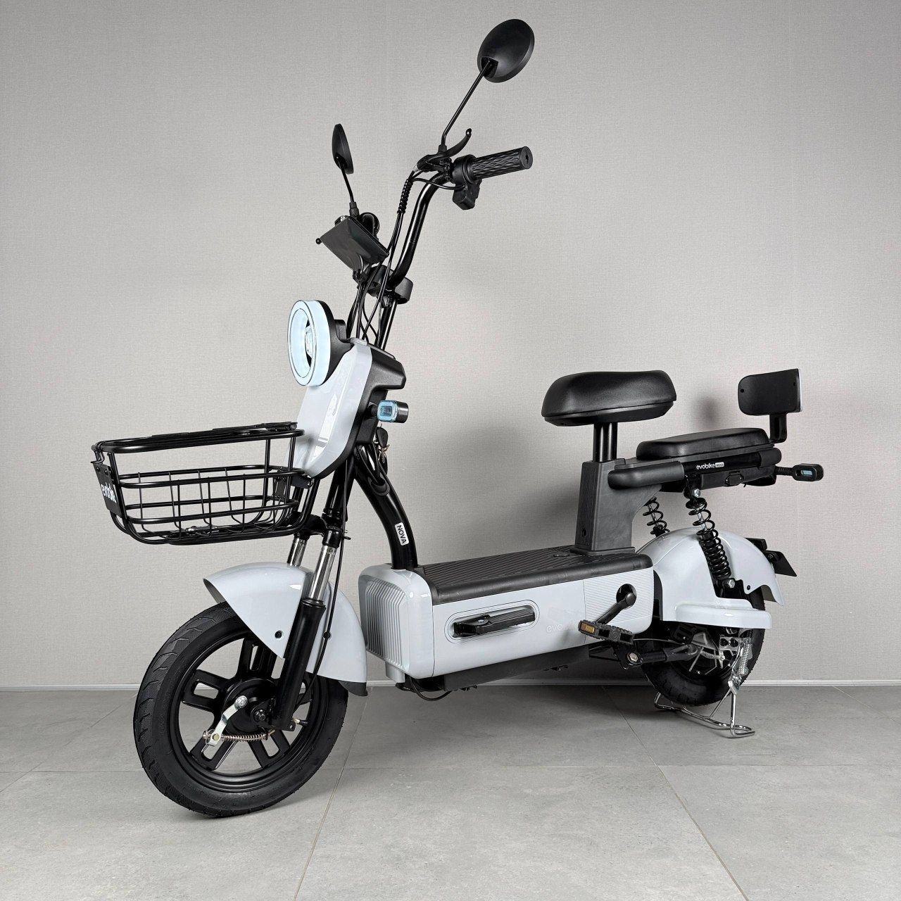 EVOBIKE Nova S 500W городской электровелосипед с пассажирским сиденьем, поворотниками, корзиной и дисплеем, 48V 12Ah (экономный, до 40 км/ч), светло-серый глянец 547652 фото