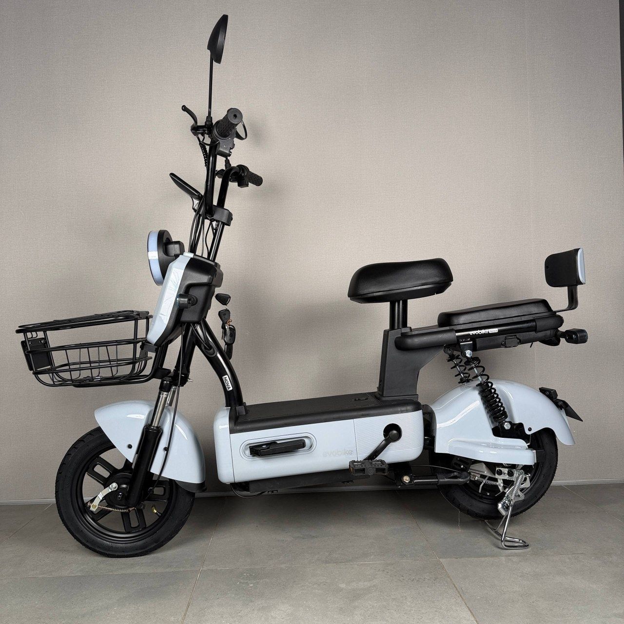 EVOBIKE Nova S 500W 48V 12Ah удобный электровелосипед с 2 сиденьями, корзиной и поворотниками, простой и надежный для города и села, светло-серый глянец 569076 фото
