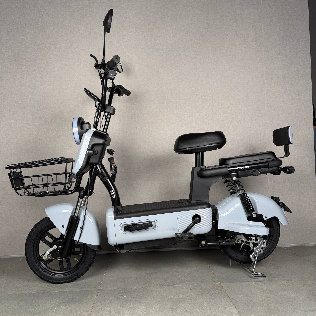 EVOBIKE Nova S 500W 48V 12Ah удобный электровелосипед с 2 сиденьями, корзиной и поворотниками, простой и надежный для города и села, светло-серый глянец 569076 фото