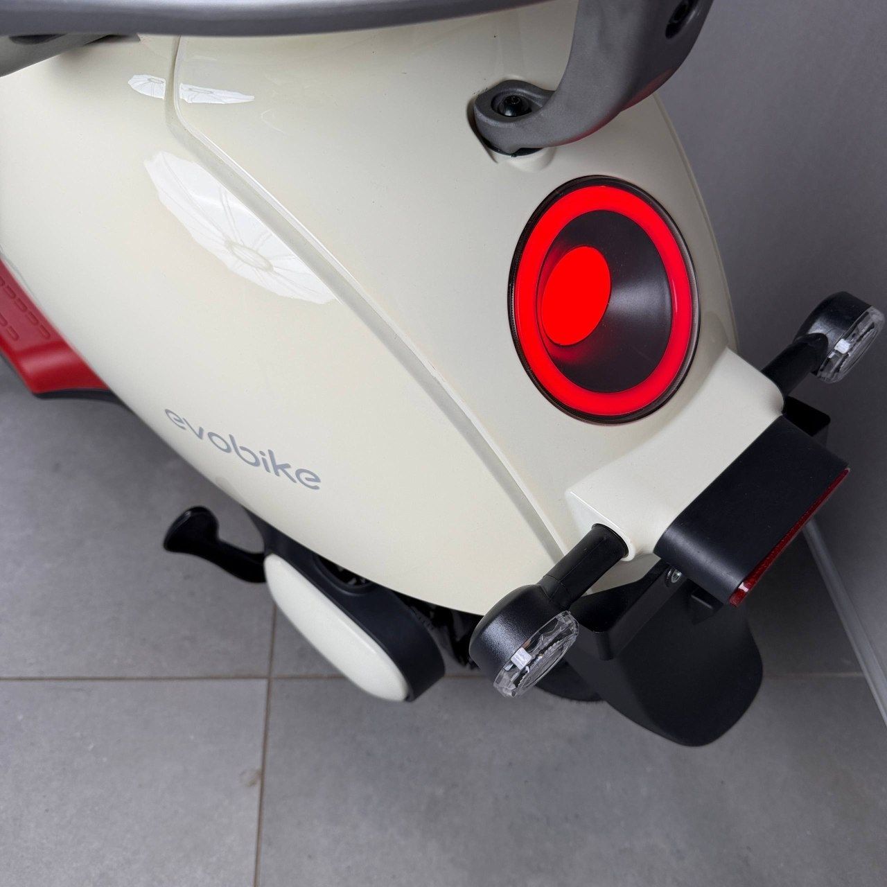 Электровелосипед EVOBIKE UNO молочный в ретро стиле 600W 48V 20Ah Graphene 14" с сигнализацией и амортизацией 48945 фото