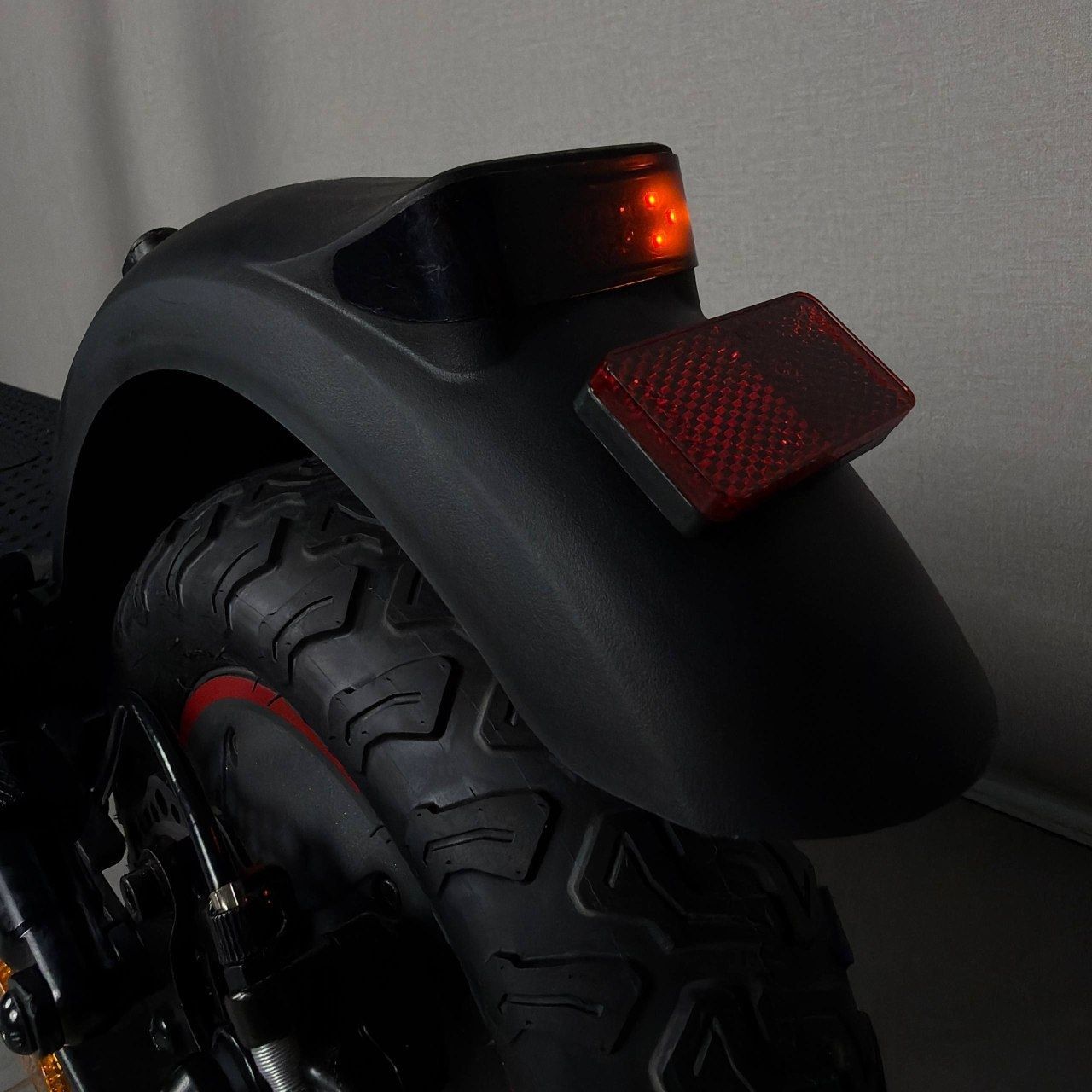 Електросамокат UMI Q10 Ultra 800W 48V 18Ah 10.5" зі складаною алюмінієвою рамою, інформативним LCD-дисплеєм, Bluetooth, передньою та задньою амортизацією, передніми і задніми поворотниками та дисковими гальмами 18108 фото