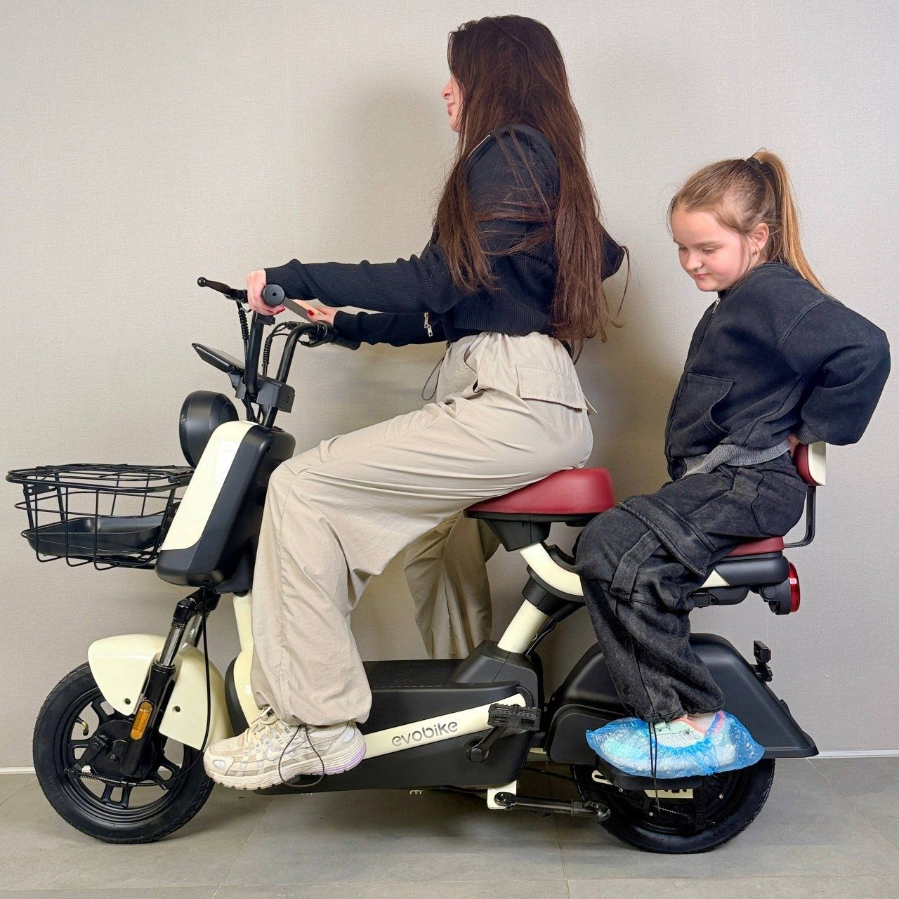 EVOBIKE Atlas 600W 48V 20Ah | потужний компактний електровелосипед з сидінням для другого пасажира, великим дисплеєм, педалями і акумулятором великої ємності, молочний колір 14270001 фото