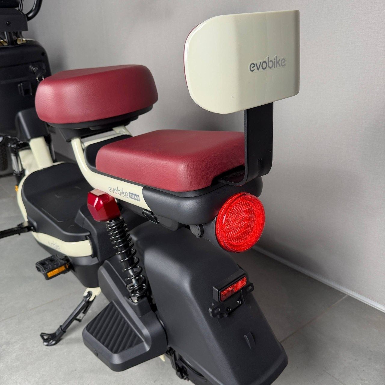 EVOBIKE Atlas 600W 48V 20Ah | потужний компактний електровелосипед з сидінням для другого пасажира, великим дисплеєм, педалями і акумулятором великої ємності, молочний колір 14270001 фото