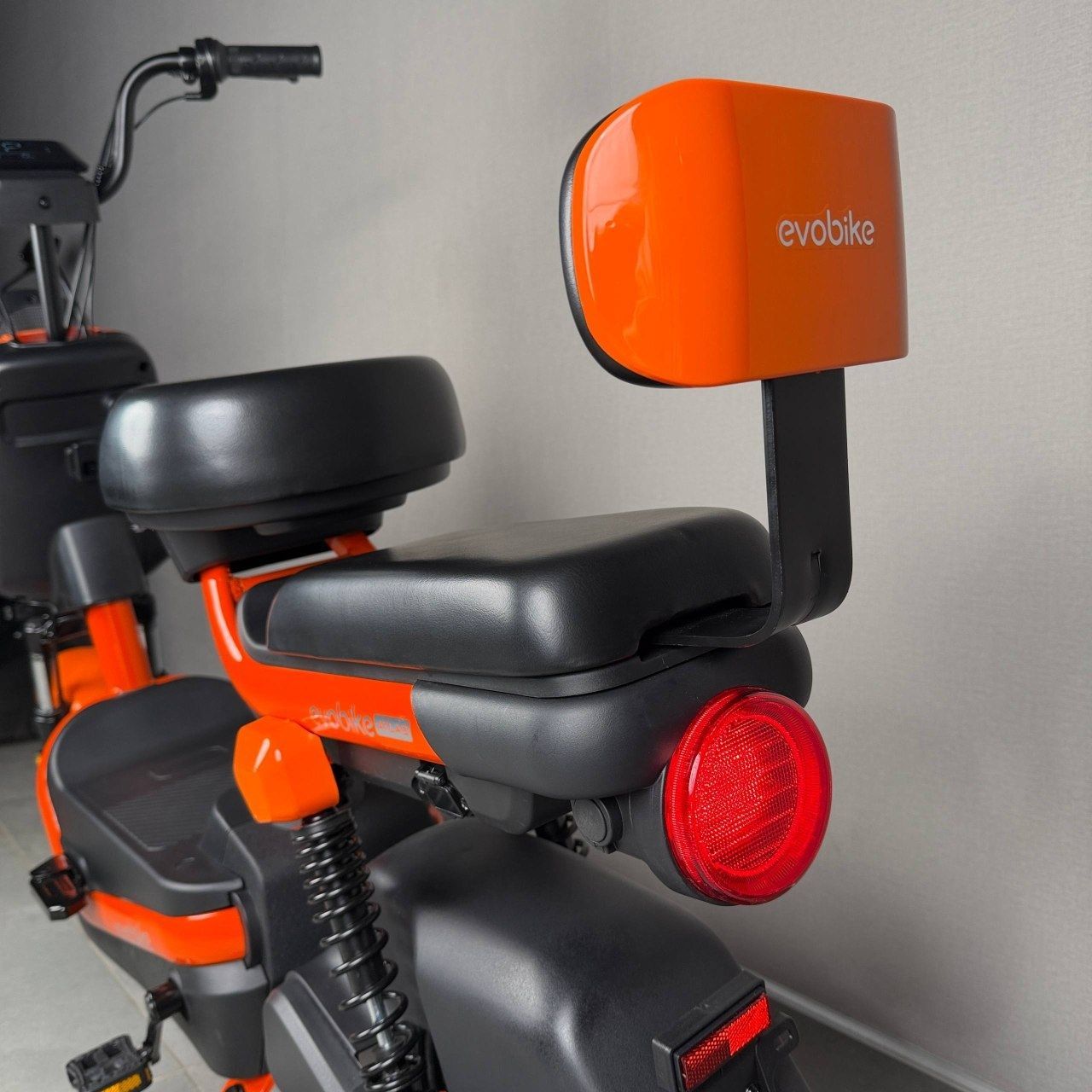 EVOBIKE Atlas 600W 48V 20Ah | потужний компактний електровелосипед з сидінням для другого пасажира, великим дисплеєм, педалями і акумулятором великої ємності, оранжевий колір 14270003 фото