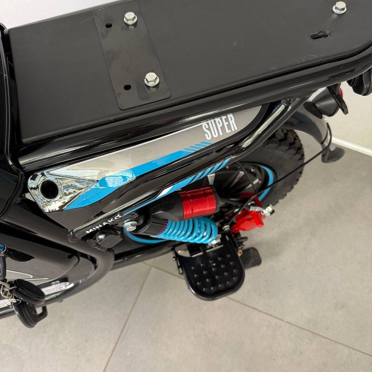 Електровелосипед Minako Titan 2.0 1500W 60V 35Ah LiFePO4, до 60 км/год &mdash; Off-Road 16&times;3", повна амортизація, гідравлічні гальма, 3 фари, PAS, з розкладним сидінням- багажник 603515 фото