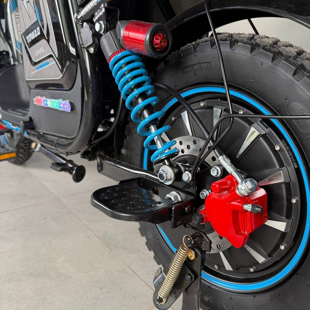 Електровелосипед Minako Titan 2.0 1500W 60V 35Ah LiFePO4, до 60 км/год &mdash; Off-Road 16&times;3", повна амортизація, гідравлічні гальма, 3 фари, PAS, з розкладним сидінням- багажник 603515 фото