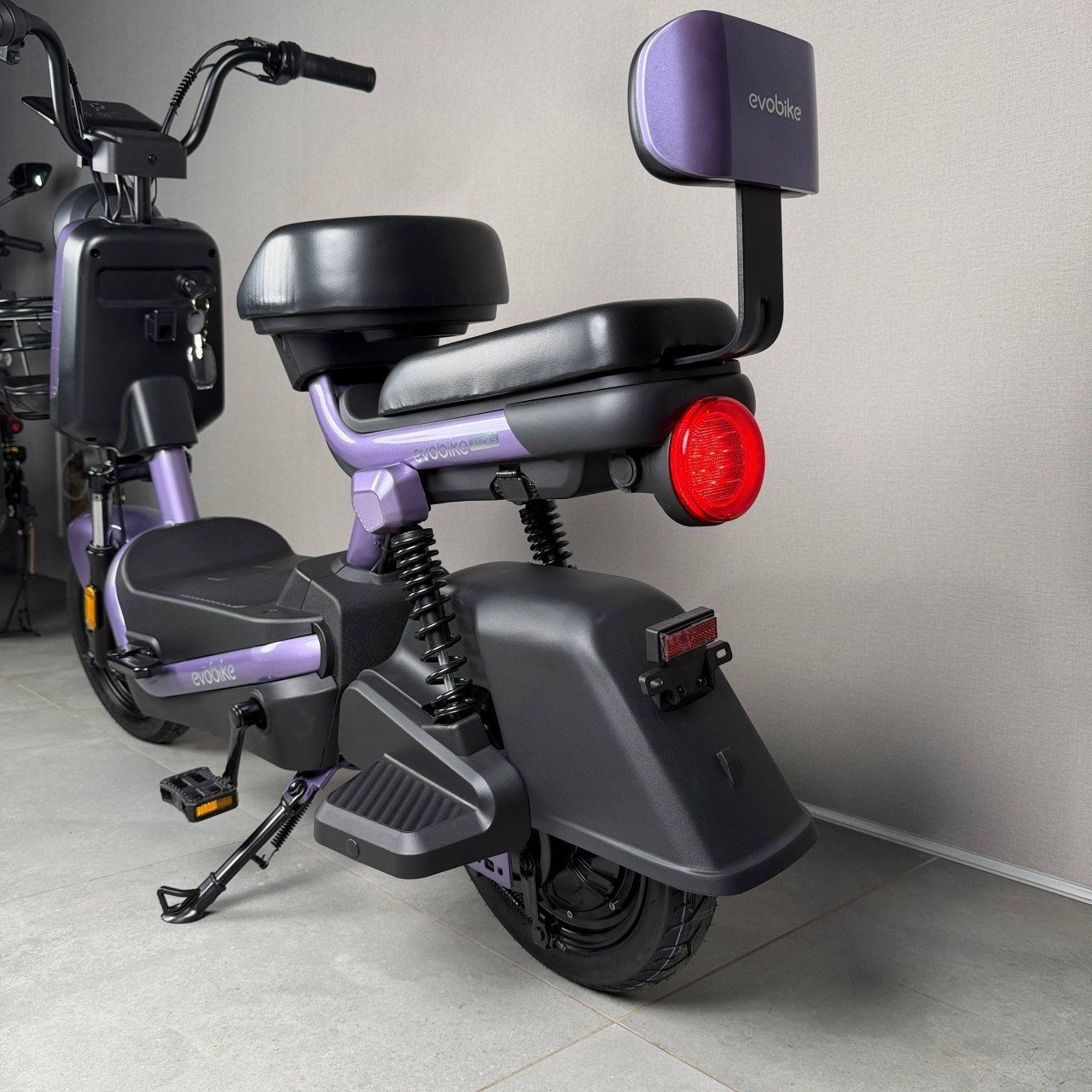 EVOBIKE Atlas 600W 48V 20Ah | мощный компактный электровелосипед с сиденьем для второго пассажира, большим дисплеем, педалями и аккумулятором большой емкости, фиолетовый (сиреневый) цвет 14270004 фото