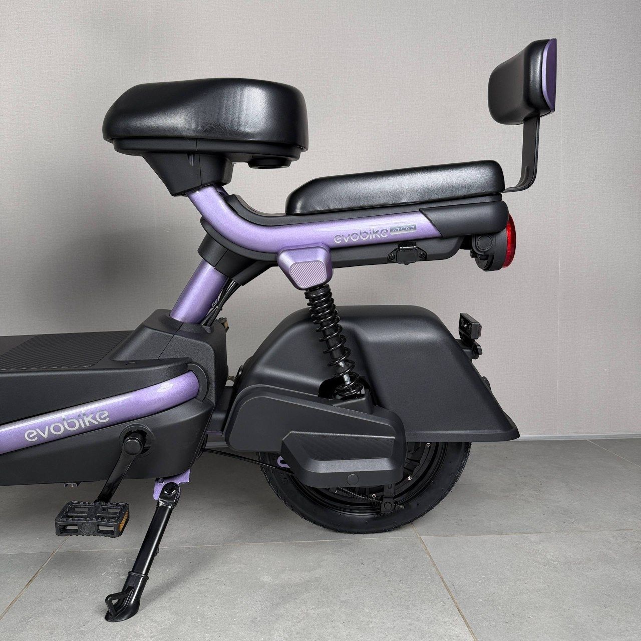 EVOBIKE Atlas 600W 48V 20Ah | мощный компактный электровелосипед с сиденьем для второго пассажира, большим дисплеем, педалями и аккумулятором большой емкости, фиолетовый (сиреневый) цвет 14270004 фото