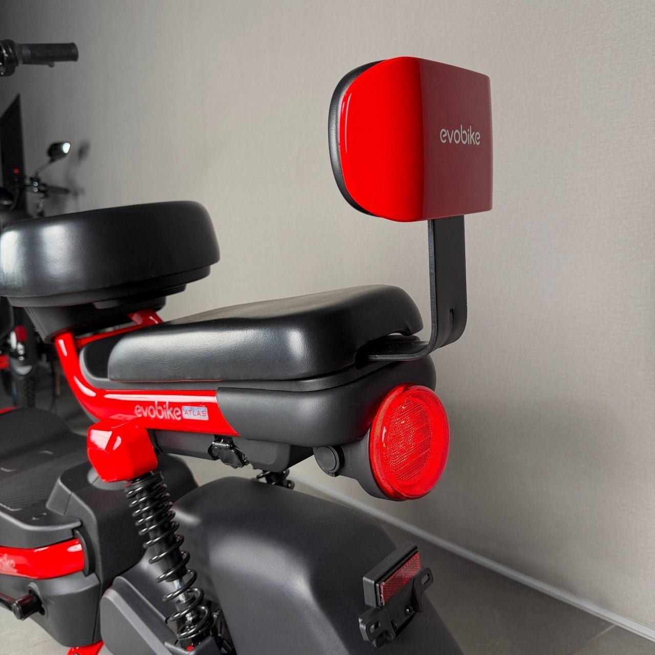EVOBIKE Atlas 600W 48V 20Ah | мощный компактный электровелосипед с сиденьем для второго пассажира, большим дисплеем, педалями и аккумулятором большой емкости, красный цвет 14270005 фото