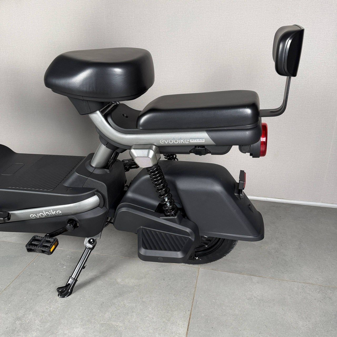EVOBIKE Atlas 600W 48V 20Ah | потужний компактний електровелосипед з сидінням для другого пасажира, великим дисплеєм, педалями і акумулятором великої ємності, графітовий сірий колір 14270006 фото