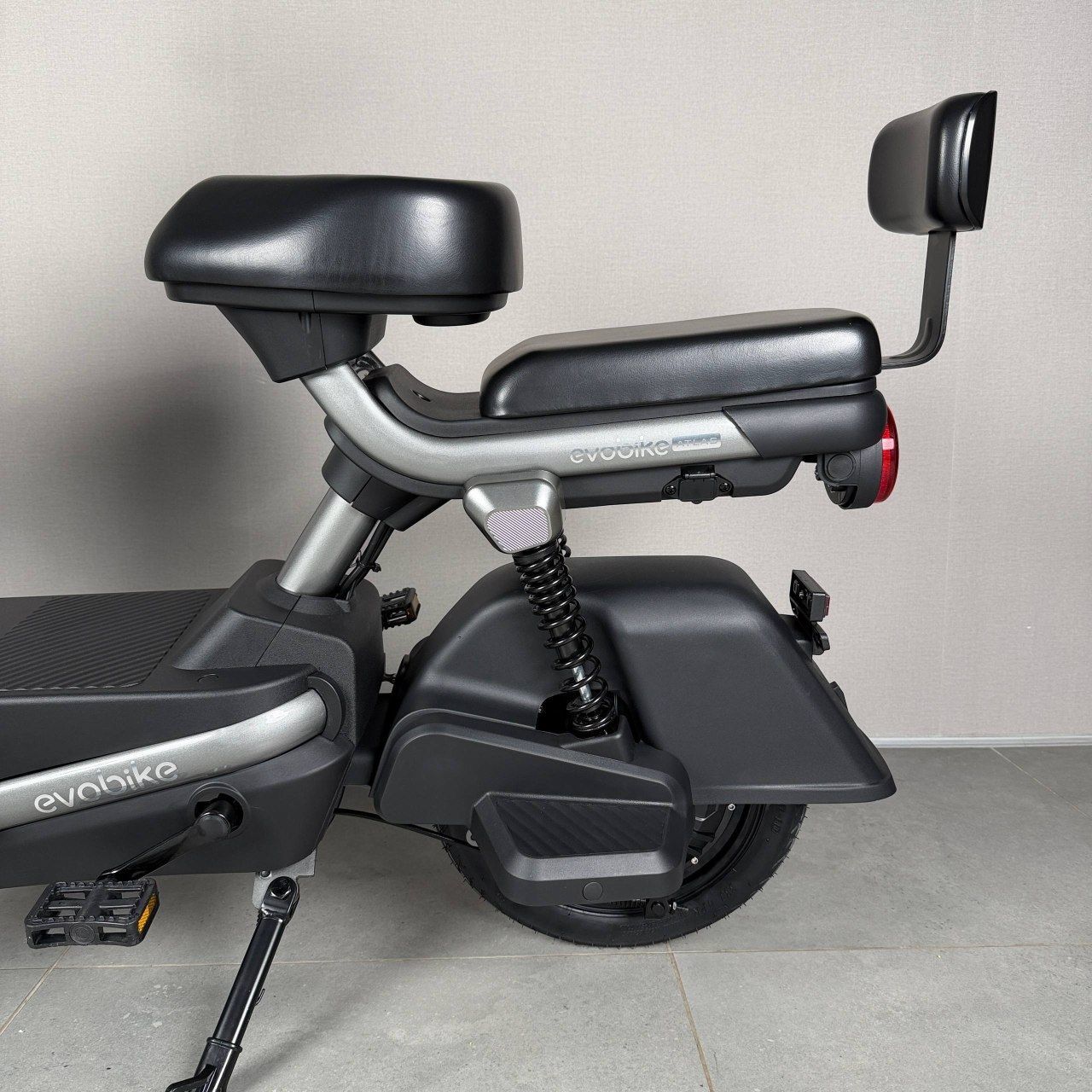 EVOBIKE Atlas 600W 48V 20Ah | потужний компактний електровелосипед з сидінням для другого пасажира, великим дисплеєм, педалями і акумулятором великої ємності, графітовий сірий колір 14270006 фото