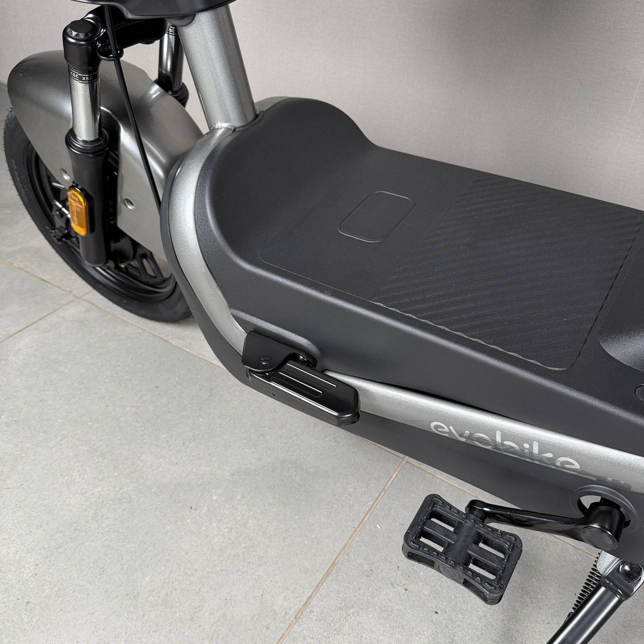 EVOBIKE Atlas 600W 48V 20Ah | потужний компактний електровелосипед з сидінням для другого пасажира, великим дисплеєм, педалями і акумулятором великої ємності, графітовий сірий колір 14270006 фото