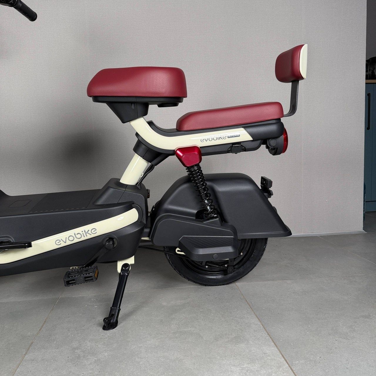 EVOBIKE Atlas PRO 800W 60V 20Ah | потужний компактний 14 дюймів електровелосипед з сидінням для другого пасажира, великим дисплеєм, педалями і акумулятором максимальної ємності, молочний колір 14270007 фото