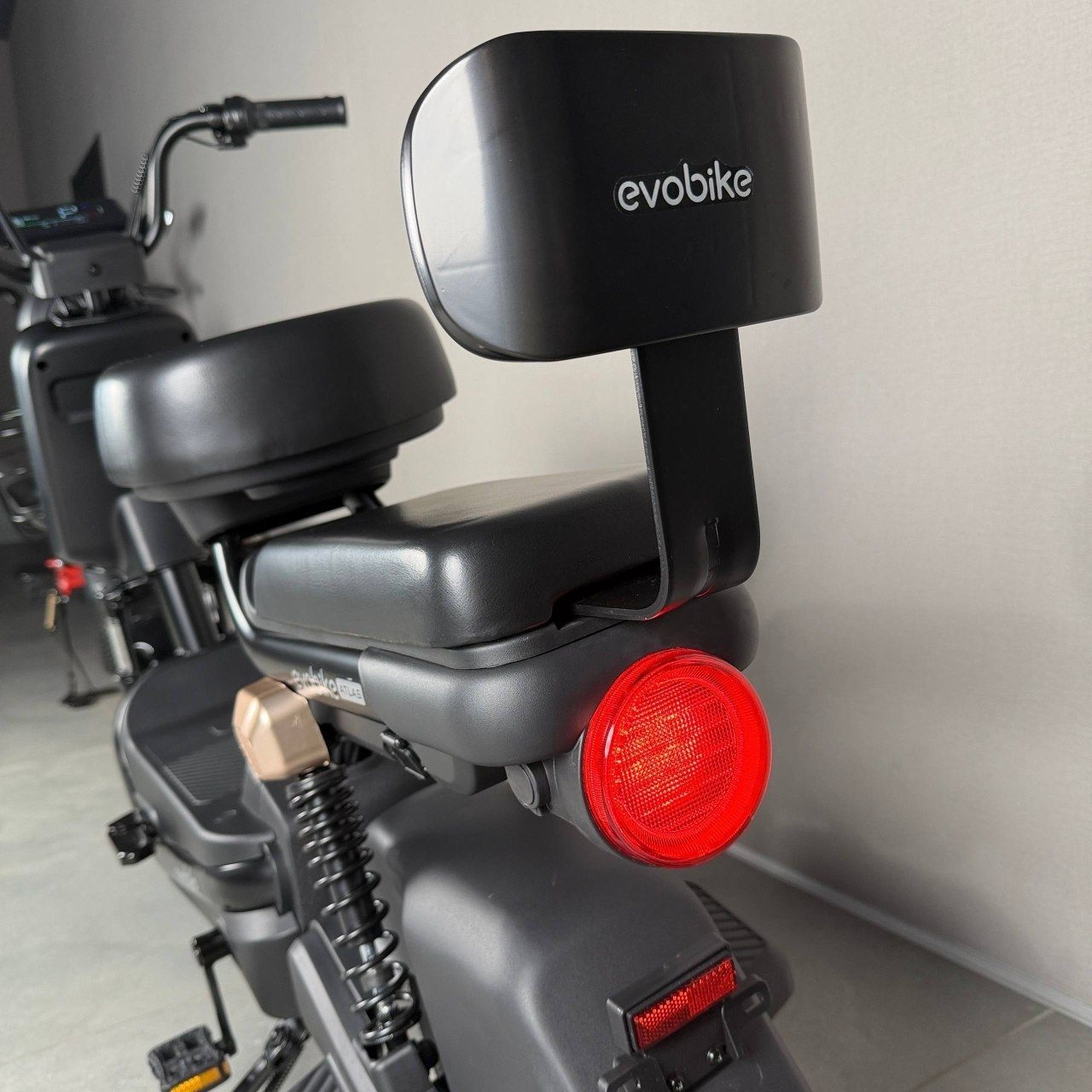 EVOBIKE Atlas PRO 800W 60V 20Ah | мощный компактный 14 дюймов электровелосипед с сиденьем для второго пассажира, большим дисплеем, педалями и аккумулятором максимальной емкости, черный цвет 14270008 фото
