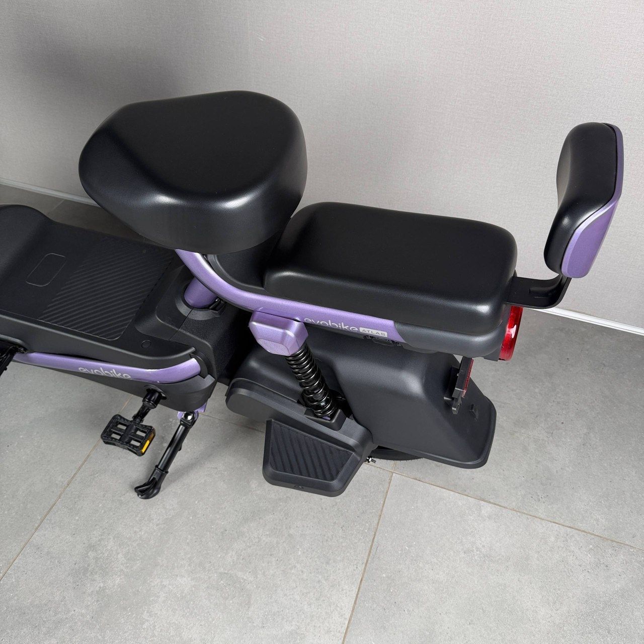 EVOBIKE Atlas PRO 800W 60V 20Ah | потужний компактний 14 дюймів електровелосипед з сидінням для другого пасажира, великим дисплеєм, педалями і акумулятором максимальної ємності, фіолетовий (бузковий) колір 14270010 фото