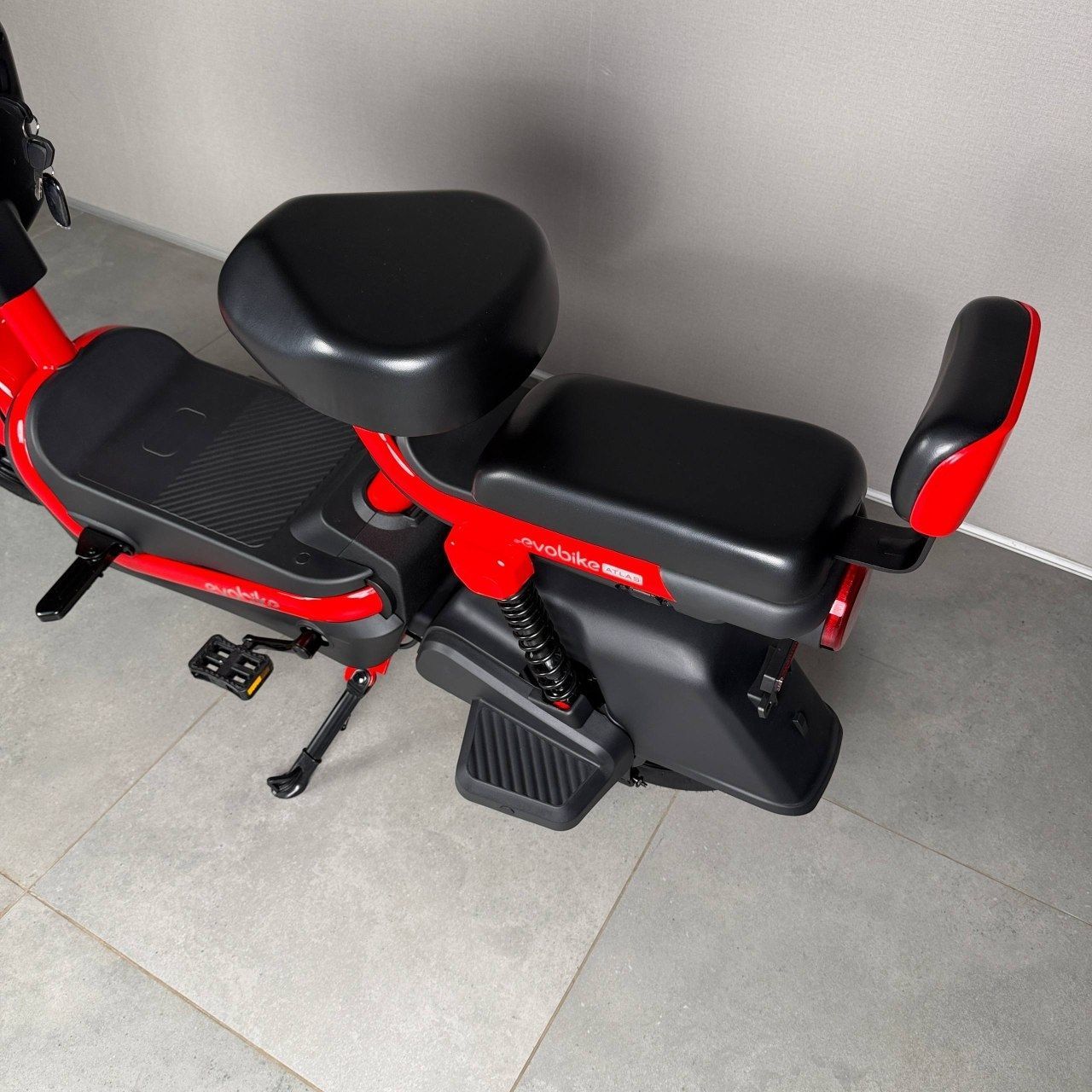 EVOBIKE Atlas PRO 800W 60V 20Ah | мощный компактный 14 дюймов электровелосипед с сиденьем для второго пассажира, большим дисплеем, педалями и аккумулятором максимальной емкости, красный цвет 14270011 фото