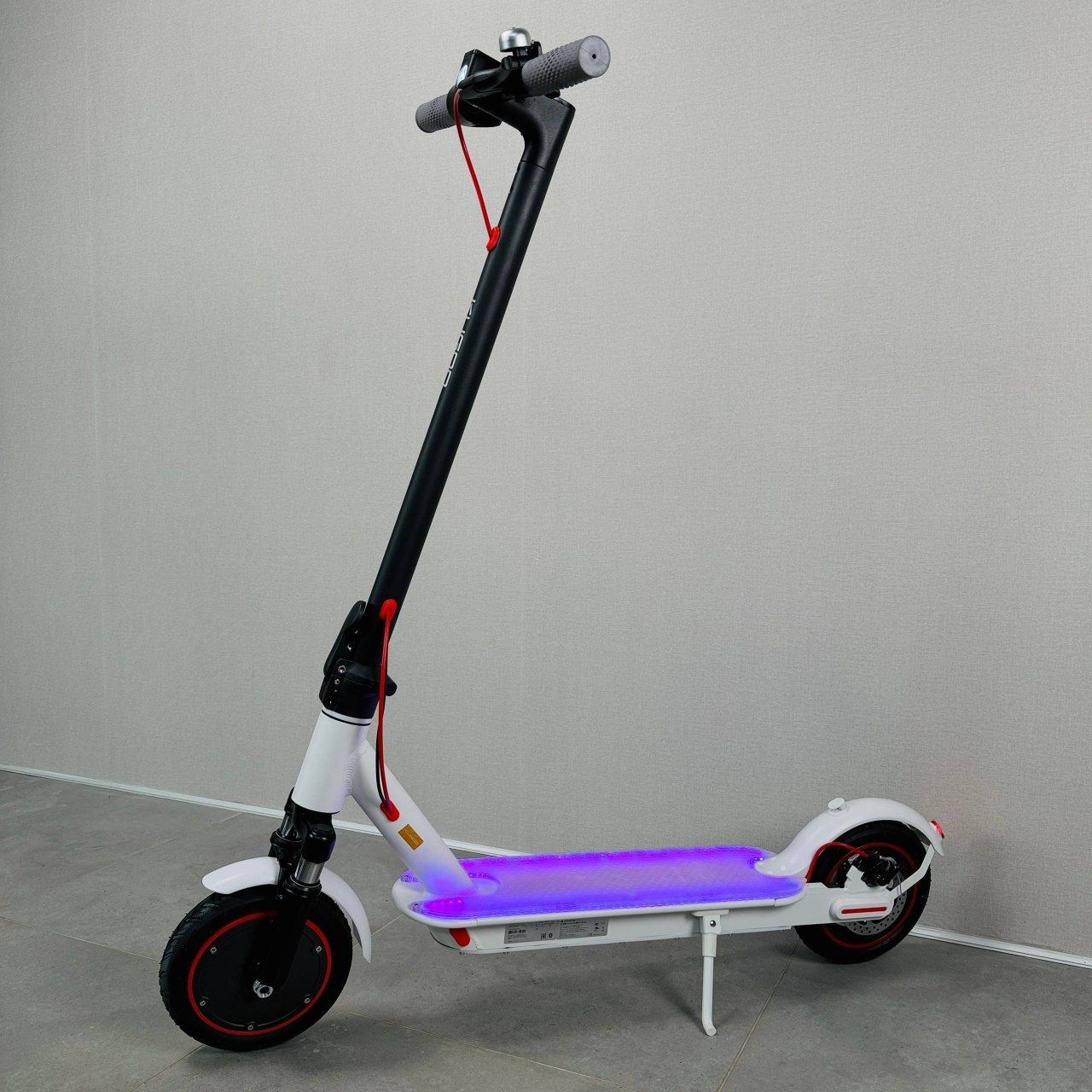 Электросамокат KUGOO PRO 5 LED Max 2026 белый | 600W 36V 13Ah | с передним амортизатором и надувными колесами (2026) 095832 фото