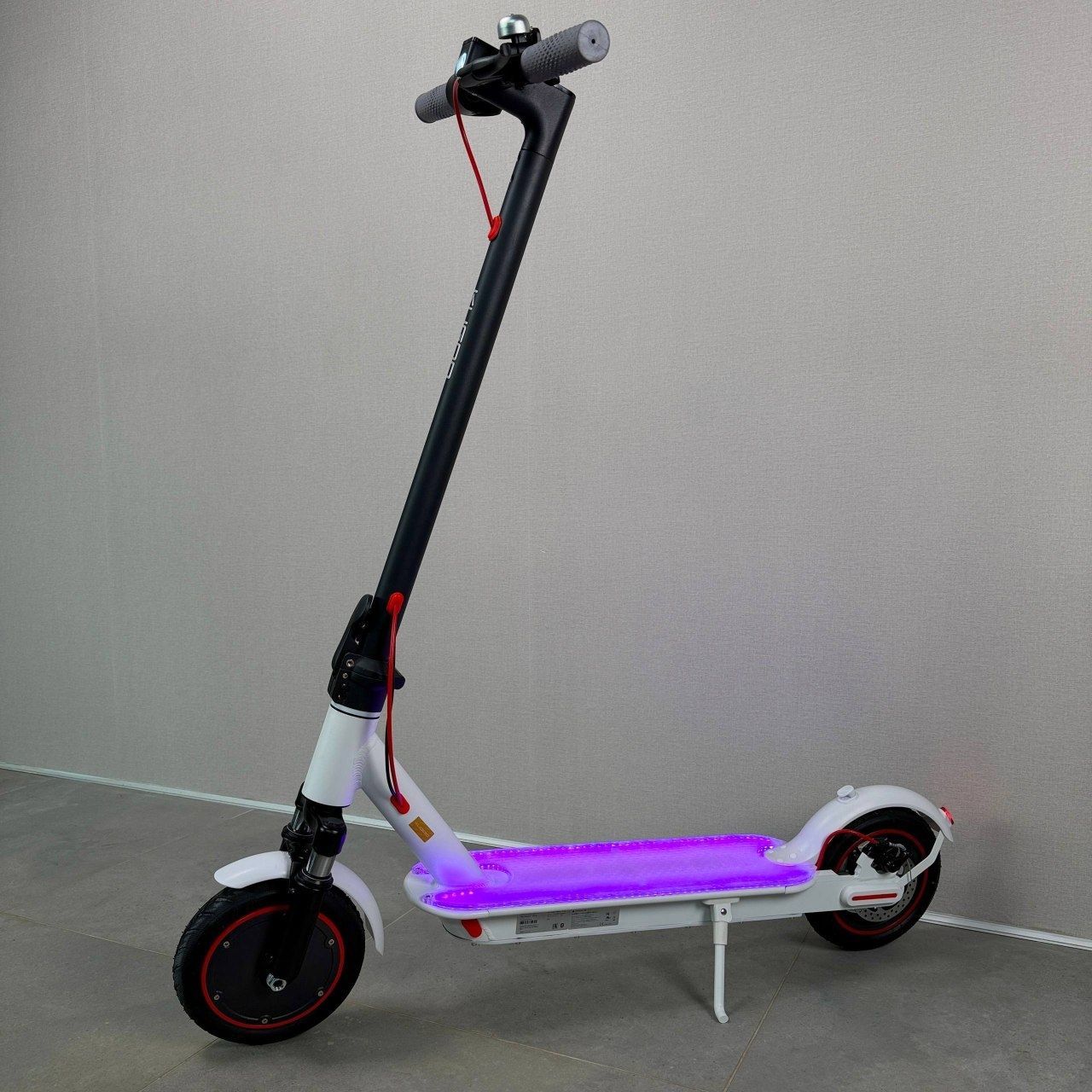 Электросамокат KUGOO PRO 5 LED Max 2026 белый | 600W 36V 13Ah | с передним амортизатором и надувными колесами (2026) 095832 фото