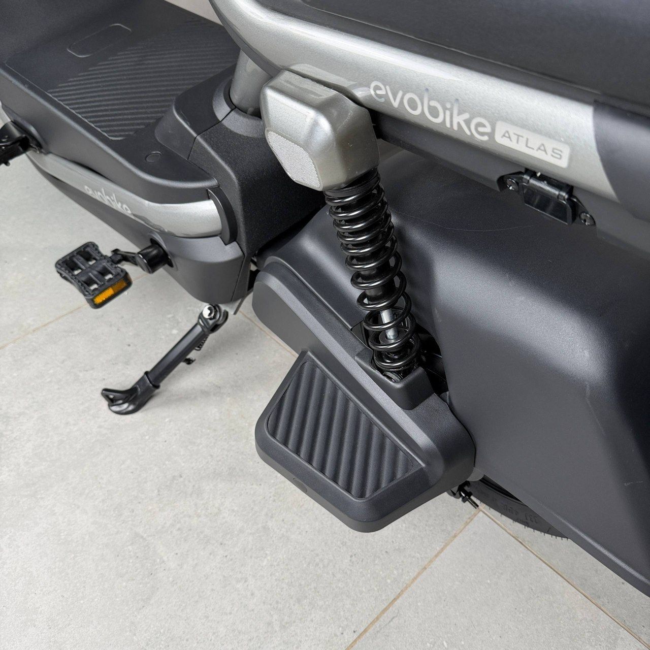 EVOBIKE Atlas PRO 800W 60V 20Ah | мощный компактный 14 дюймов электровелосипед с сиденьем для второго пассажира, большим дисплеем, педалями и аккумулятором максимальной емкости, серый графитовый цвет 14270012 фото
