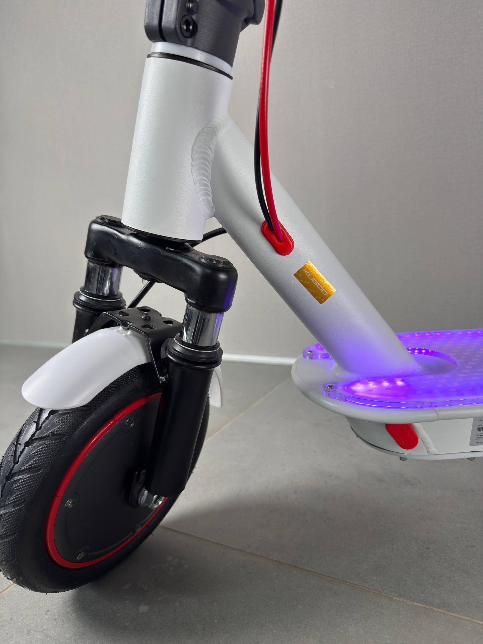Электросамокат KUGOO PRO 5 LED Max 2026 белый | 600W 36V 13Ah | с передним амортизатором и надувными колесами (2026) 095832 фото