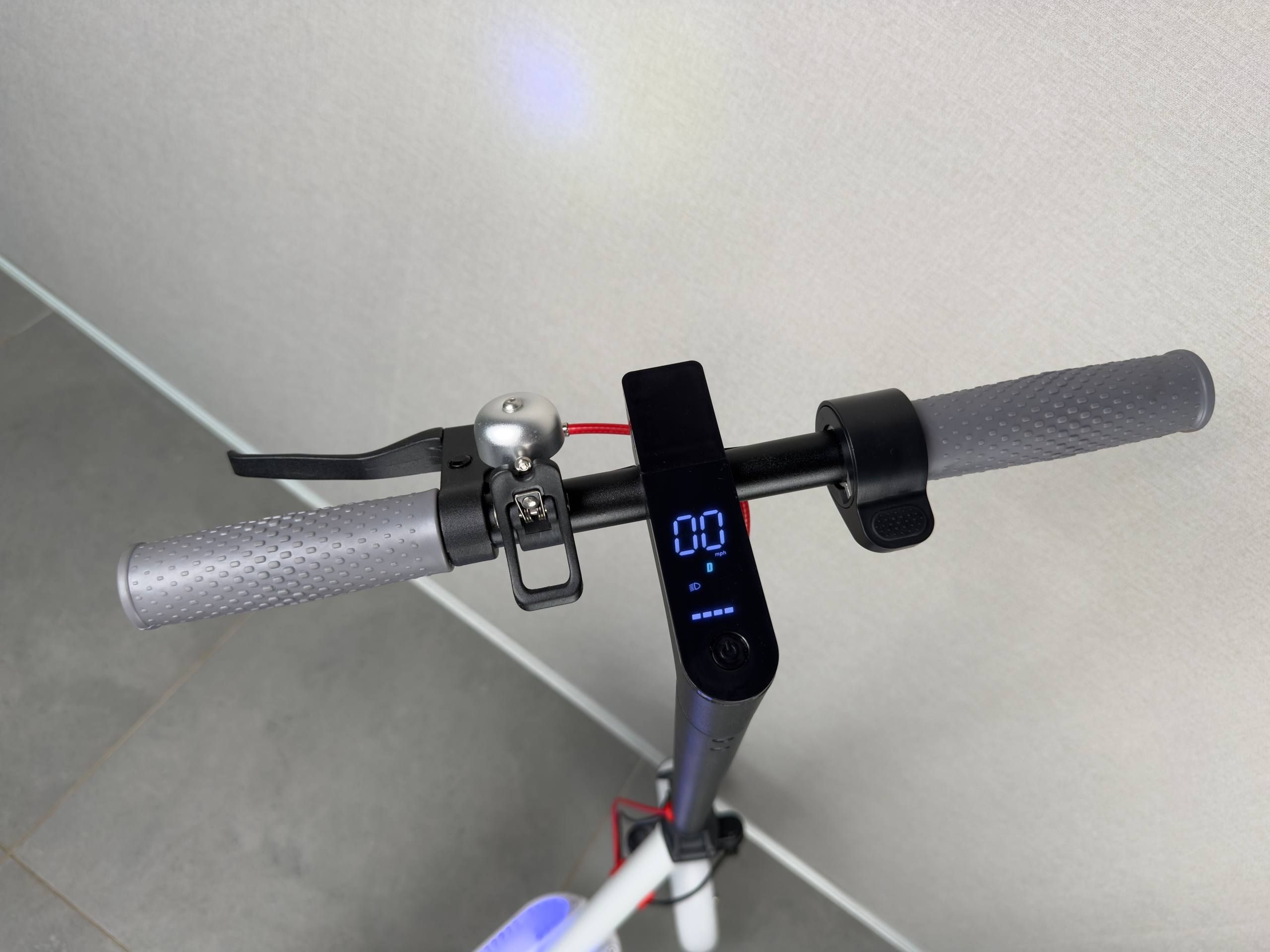 Электросамокат KUGOO PRO 5 LED Max 2026 белый | 600W 36V 13Ah | с передним амортизатором и надувными колесами (2026) 095832 фото