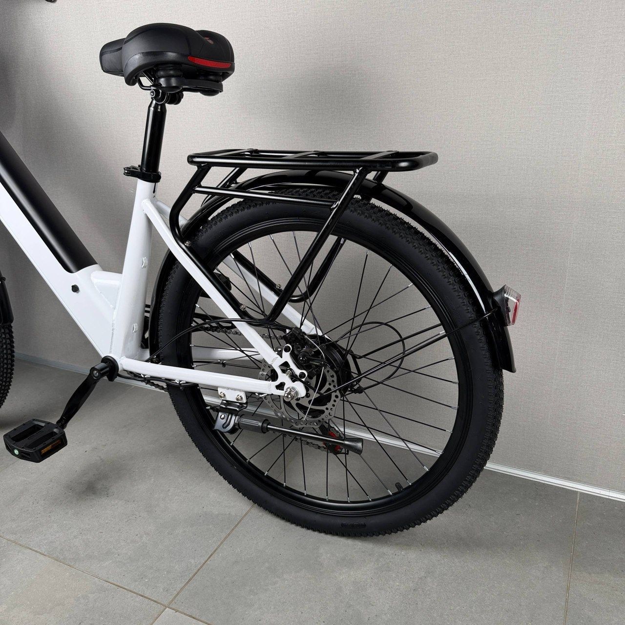 Электровелосипед EVOBIKE Vivo N1 600W 48V 13Ah белый, 26", Shimano 7 Speed, PAS-система, съемный АКБ, дисковые тормоза и LCD-дисплей 60136 фото